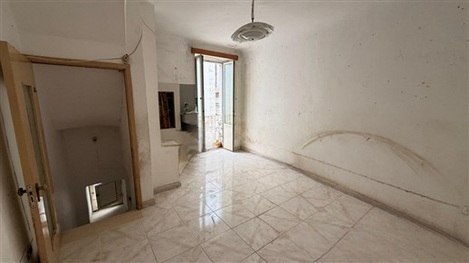 Casa Indipendente Su 3 Livelli Oltre Locale Al Piano Terra e Cantina.